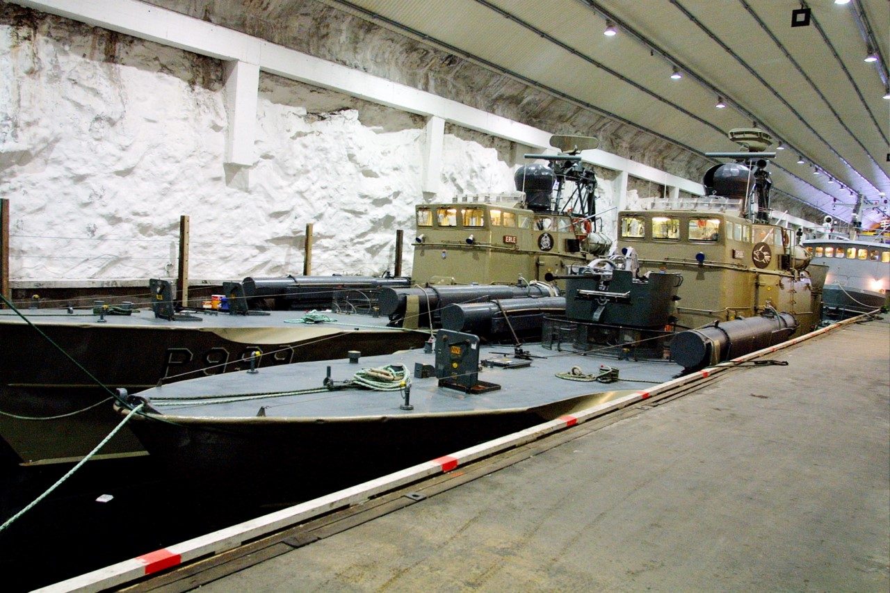 fjellanlegget-ved-olavsvern-orlogsstasjon-med-mtb-fartoyer-av-hauk-klassen-2