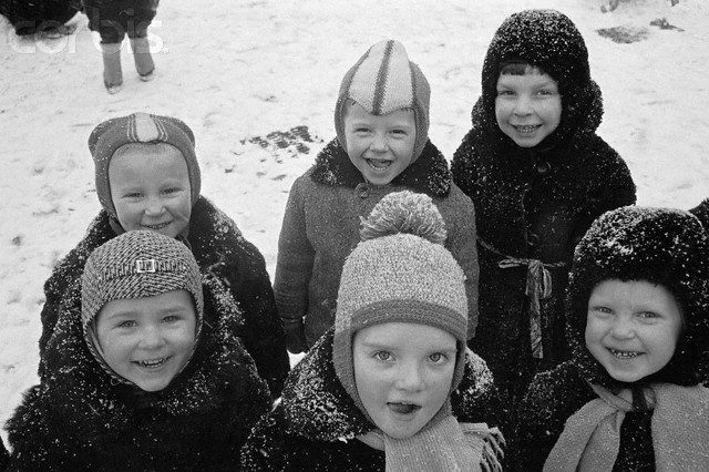 russian-children-playing-in-the-snow