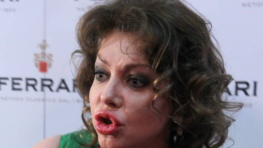 Выслать эту гадину из страны и забрать гражданство РФ