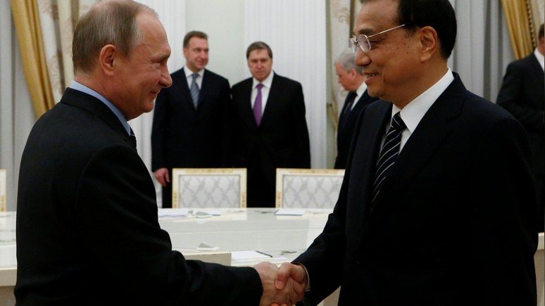 russian-president-vladimir-putin-shakes-hands-with-chinese-premier-li-keqiang-during-their-meeting-at-the-kremlin-in-moscow