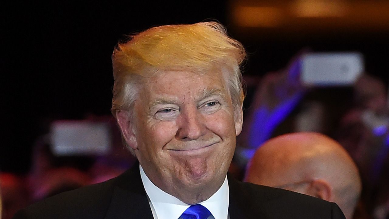 Всё таки президент США Трамп играет на стороне России против Конгресса США и спецслужб.