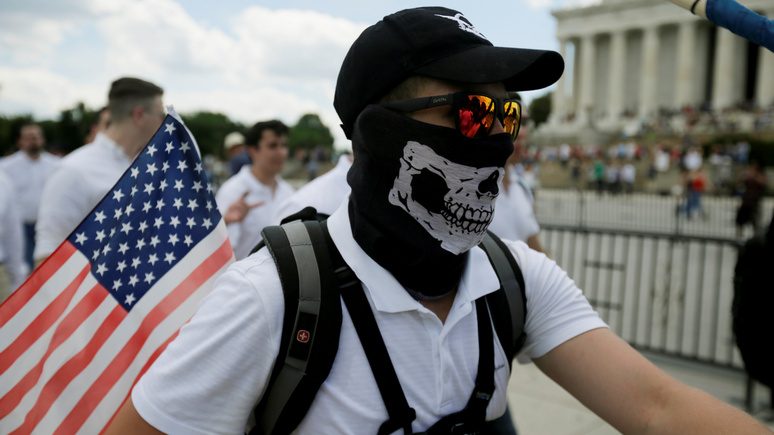 mask-wearing-demonstrator-leaves-lincoln-memorial-after-white-nationalist-and-alt-right-free-speech-rally-in-washington